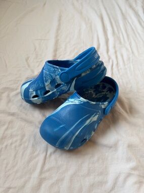 Kids Blue Marble Clog Shoes